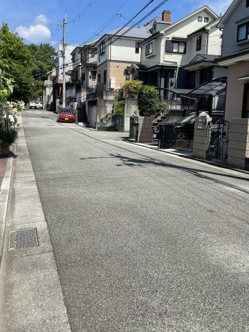 車庫入れ楽々♪川西市鴬台のリフォーム済の中古戸建！の前面道路含む現地写真|広い前面道路なので、車庫入れも楽々♪