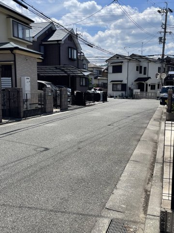車庫入れ楽々♪川西市鴬台のリフォーム済の中古戸建！の前面道路含む現地写真|幹線道路から少し中に入った場所なので、とても静かです