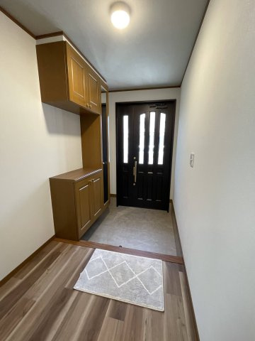 車庫入れ楽々♪川西市鴬台のリフォーム済の中古戸建！の玄関|広く明るい玄関スペース　