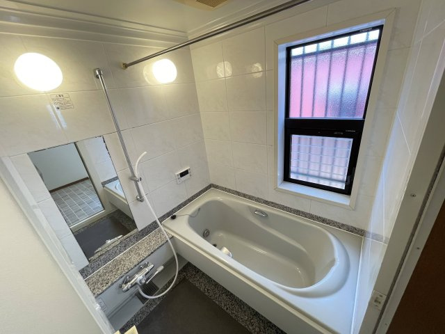 車庫入れ楽々♪川西市鴬台のリフォーム済の中古戸建！の浴室|スッキリと明るいお風呂です
浴室乾燥機付きなので、雨の日や花粉の季節のお洗濯物も安心です(*^-^*)