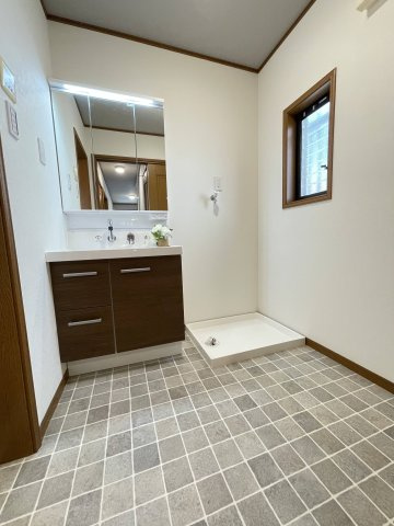 車庫入れ楽々♪川西市鴬台のリフォーム済の中古戸建！の脱衣所|洗濯機スペースのある洗面所です
汚れの目立ちにくい床がオシャレ！