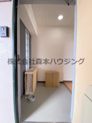 【玄関】 | 　パープルソシア | ※同タイプ別室の写真を使用しています。
部屋によりリフォーム内容が異なります。設備内容や内装色調など相違がある場合は実際のお部屋の現状優先となります。