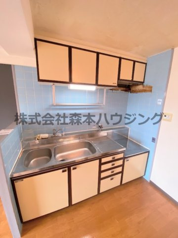 【キッチン】 | 　パープルソシア | ※同タイプ別室の写真を使用しています。
部屋によりリフォーム内容が異なります。設備内容や内装色調など相違がある場合は実際のお部屋の現状優先となります。