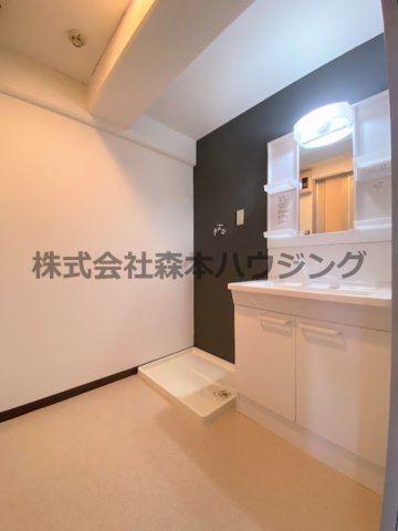 【洗面所】 | 　パープルソシア | ※同タイプ別室の写真を使用しています。
部屋によりリフォーム内容が異なります。設備内容や内装色調など相違がある場合は実際のお部屋の現状優先となります。