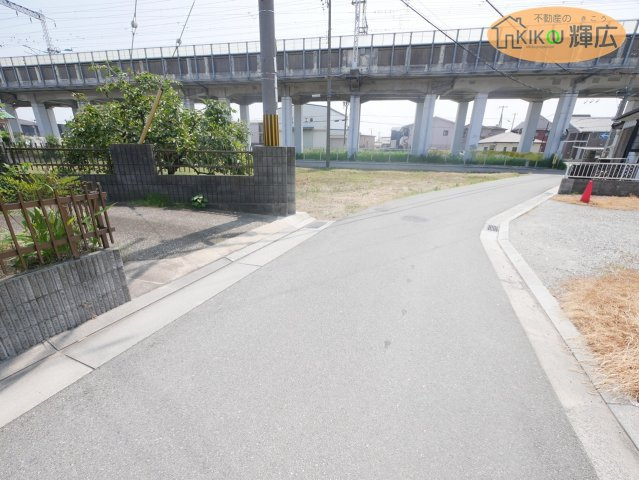 高砂市荒井町小松原4丁目　中古戸建の前面道路含む現地写真