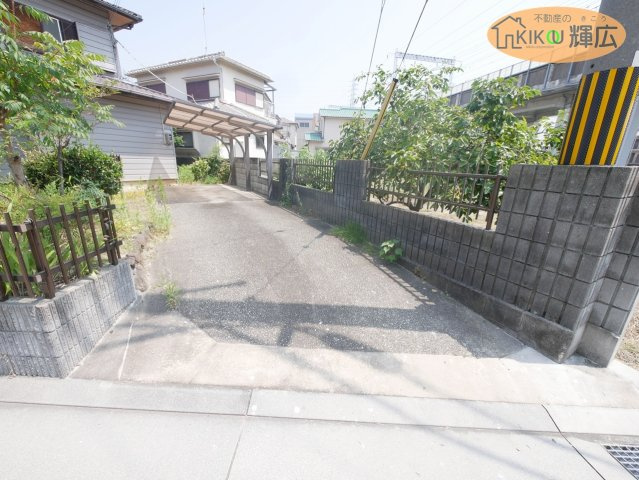 高砂市荒井町小松原4丁目　中古戸建の駐車場