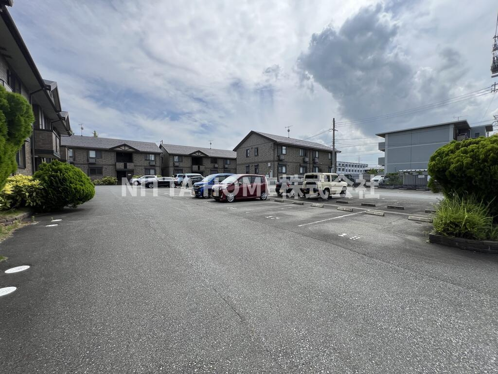 豊岡市幸町のアパートの駐車場