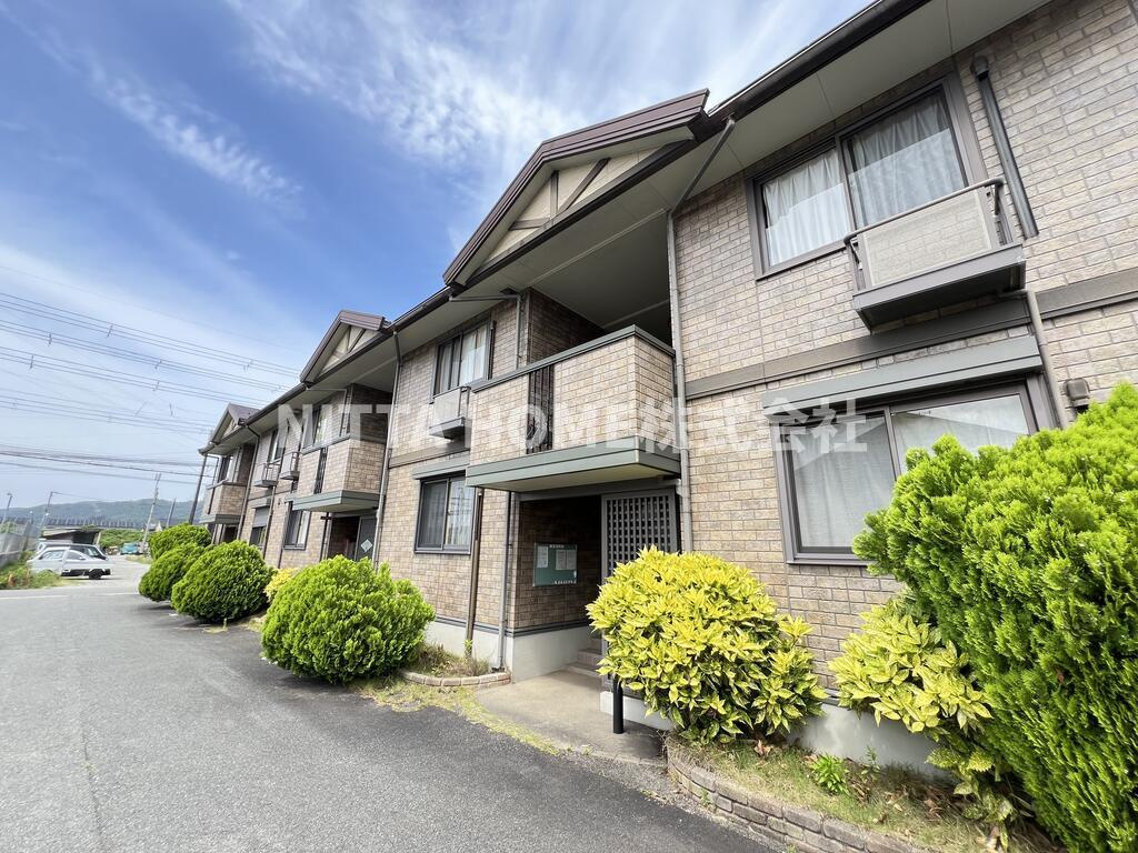 豊岡市幸町のアパートのエントランス