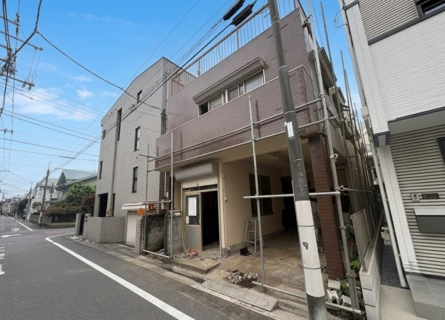 板橋区常盤台3丁目 限定1区画の前面道路含む現地写真|更地渡しになります
用途地域/第一種中高層住居専用地域
　建ぺい率/60％
　容積率/200%
建築条件ござません
　お好きなハウスメーカーにて建築できます