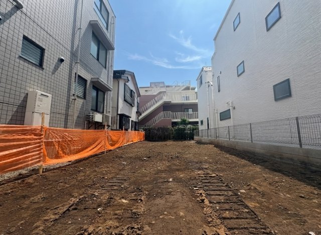 板橋区常盤台3丁目 限定1区画の前面道路含む現地写真|更地渡しになります
用途地域/第一種中高層住居専用地域
　建ぺい率/60％
　容積率/200%
建築条件ござません
　お好きなハウスメーカーにて建築できます