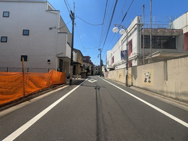 板橋区常盤台3丁目 限定1区画の前面道路含む現地写真|更地渡しになります
伸びやかな5.7ｍ公道に面する整形地
常盤台3丁目の落ち着いた住宅地
商業施設が充実した生活しやすい住環境です