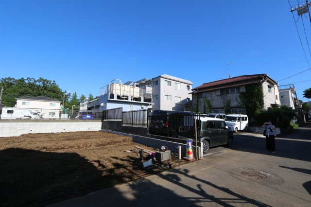 【Heartfull Town】小平上水南町２丁目の外観|前面道路は交通量が少なく、お車が停めやすい環境です♪