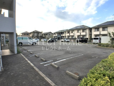 【駐車場】 | ティアラ | 駐車場があるので、車を買う予定の方も安心です