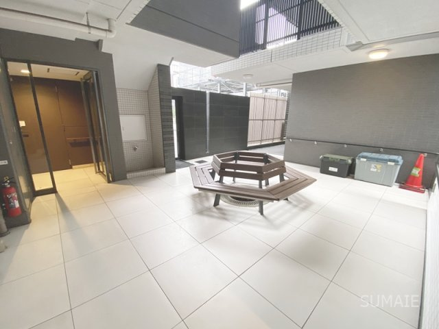 ポレスター大宮桜木町のその他共用部分|吹き抜け部分にはベンチがあり交流の場にも！