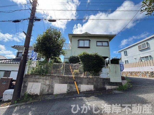 藤沢市善行5丁目　売地の外観|高台の開放感と暮らしやすさを両立。前面道路との高低差が少なく、毎日の生活も快適な住環境です。