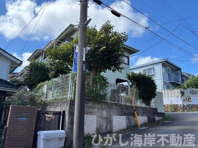 藤沢市善行5丁目　売地の前面道路含む現地写真|袋小路のため通過車両が少なく、静かな住環境が魅力。高台ならではの開放感と陽当たりの良さもぜひ現地でご体感ください。