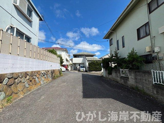 藤沢市善行5丁目　売地の前面道路含む現地写真|前面道路は袋小路のため通過車両が少なく、落ち着いた住環境。小さなお子様のいるご家庭にもおすすめの立地です。