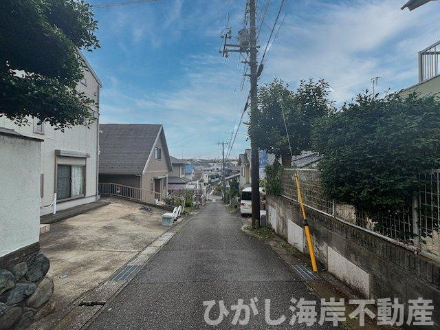 藤沢市善行5丁目　売地の前面道路含む現地写真|高台ならではの開放感が魅力の立地。冬には2階から富士山を望み、四季の移ろいを身近に感じられます。