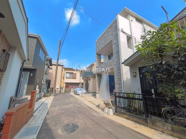 草加市新善町 新築分譲住宅 の前面道路含む現地写真