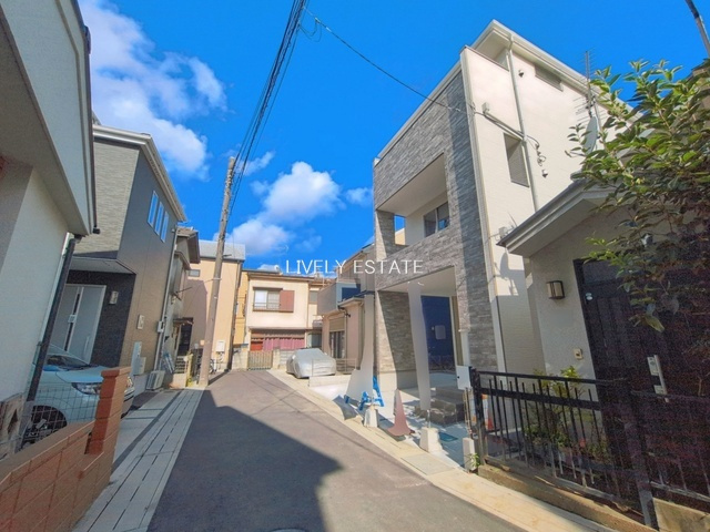 草加市新善町 新築分譲住宅 の前面道路含む現地写真