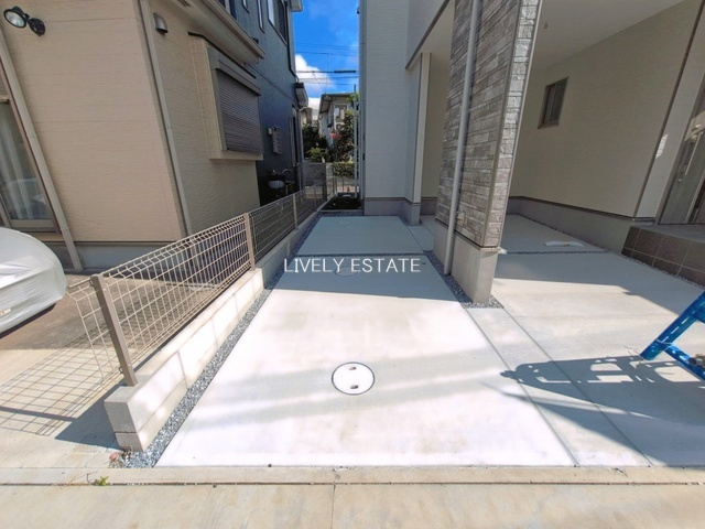 草加市新善町 新築分譲住宅 の駐車場
