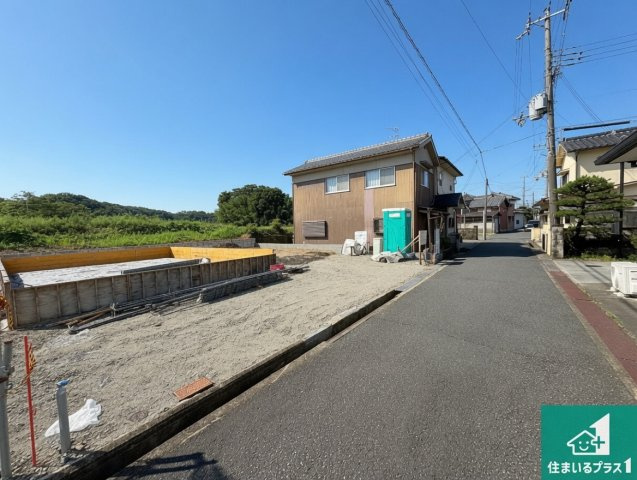 小野市垂井町　第5期　新築一戸建ての前面道路含む現地写真|周辺は落ち着いた街並みの住宅地！子育てがしやすい住環境です！まだ未完成ですが、現地でしかわからない事もございます。是非一度ご覧ください。