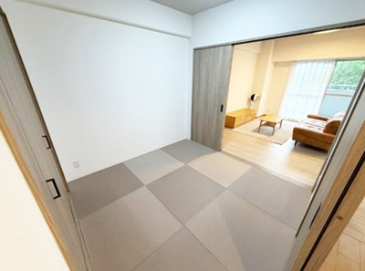 【和室】 | RICイーストコート4番街5番館 | リビング横に和室。お子様のお昼寝スペースや来客スペースに最適です