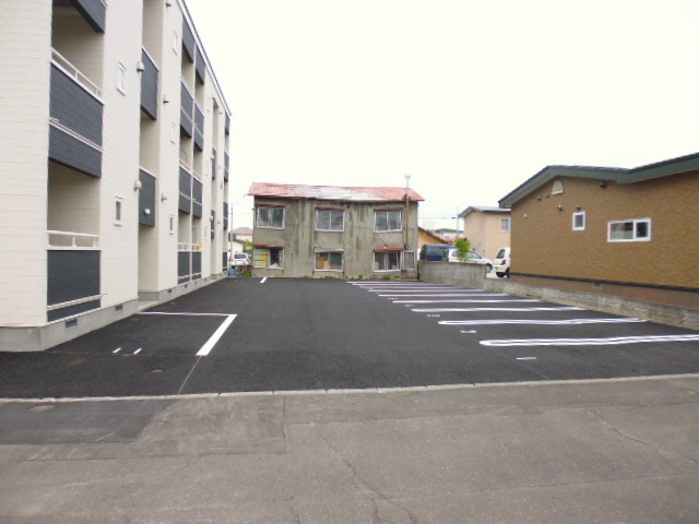 CREATEUR（クレアトール）の駐車場