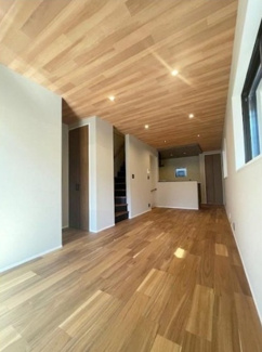 【居間・リビング】 | 香ヶ丘町１丁　新築一戸建 | ＬＤＫ約１４．５帖！家族を身近に感じるリビング階段です♪２面採光の明るくゆとりのあるリビングは家族が自然に集まる空間になりますね♪
