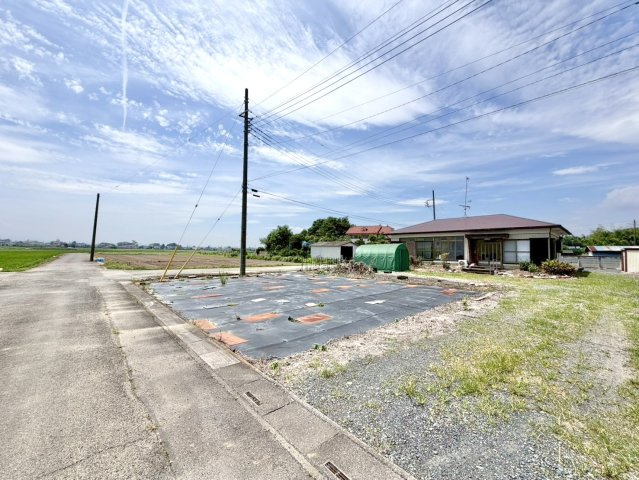 【中古戸建】羽生市大字上新郷の外観|■外観｜周囲の見渡しが良いので、車の出入りや安全確認も行いやすいです。小さなお子様がいる家庭でも安心ですね♪