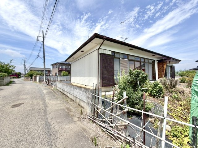【中古戸建】羽生市大字上新郷の外観|■外観｜ワンフロアならではの動線の良さや、家族のあたたかさを感じることができるコミュニケーションの取りやすさが魅力の平屋建てです。