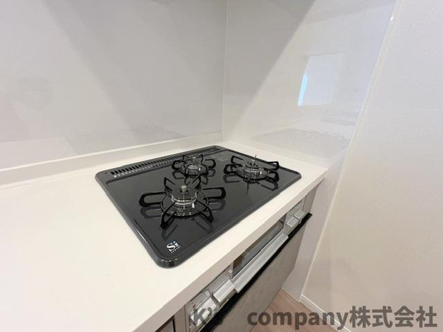 茅ヶ崎市十間坂3丁目　グレイス湘南茅ヶ崎のキッチン|三口ガスコンロでお料理の幅が広がります◇