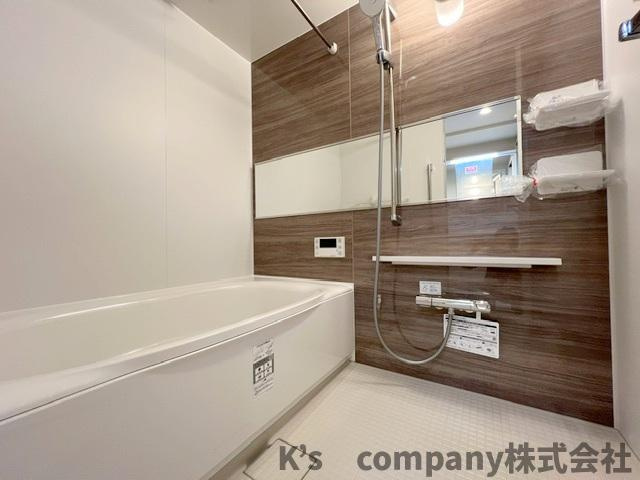 茅ヶ崎市十間坂3丁目　グレイス湘南茅ヶ崎の浴室|アクセントパネルがシックで落ち着いた印象があり、一日の疲れを癒す心地のよい空間です◇
