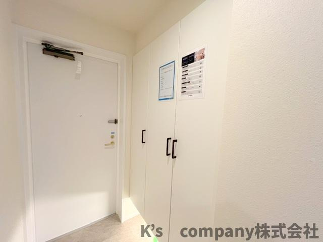 茅ヶ崎市十間坂3丁目　グレイス湘南茅ヶ崎の玄関|玄関横に収納力のあるシューズインクローゼット◇