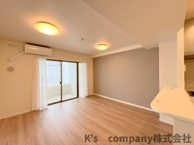 茅ヶ崎市十間坂3丁目　グレイス湘南茅ヶ崎の居間・リビング|リビングにアクセントクロスがあり奥行きが感じられる空間になっています◇