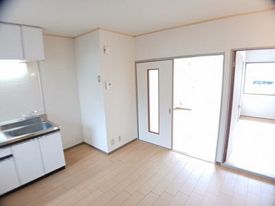 【居間・リビング】 | カーム石川 | こちらのリビングで趣味の時間をお楽しみください