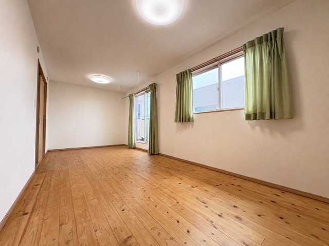 中古住宅　富士市森島｜木のぬくもりを感じる、やさしい家の洋室|洋間10.5