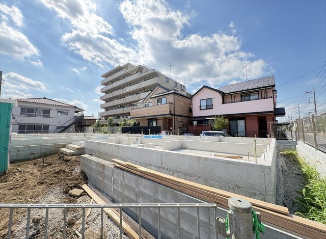 【外観】 | 志木市下宗岡2丁目　新築一戸建住宅　全3棟　(志木本店) | 販売現地／2026年7月9日撮影　
小学校まで徒歩6分。通学時間が短い分、交通事故や防犯上のリスクにさらされる時間も短くなる傾向があり、お子様の通学も安心便利。