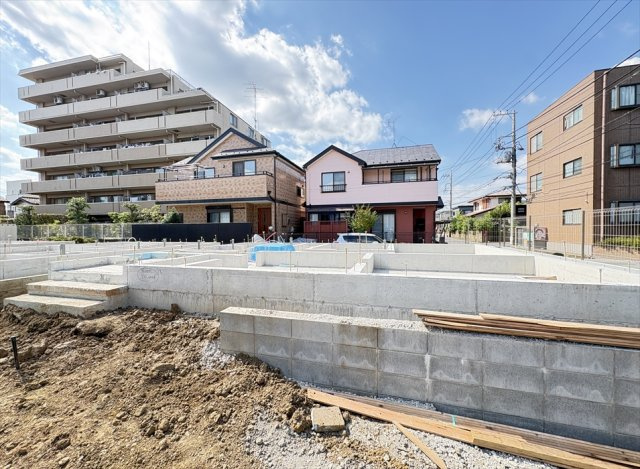 【外観】 | 志木市下宗岡2丁目　新築一戸建住宅　全3棟　(志木本店) | 販売現地／2026年7月9日撮影　
中学校まで徒歩10分。朝練や放課後の部活動があっても通学時間が短いため、帰宅が遅くなりにくく、勉強や休息の時間を確保しやすくなります。