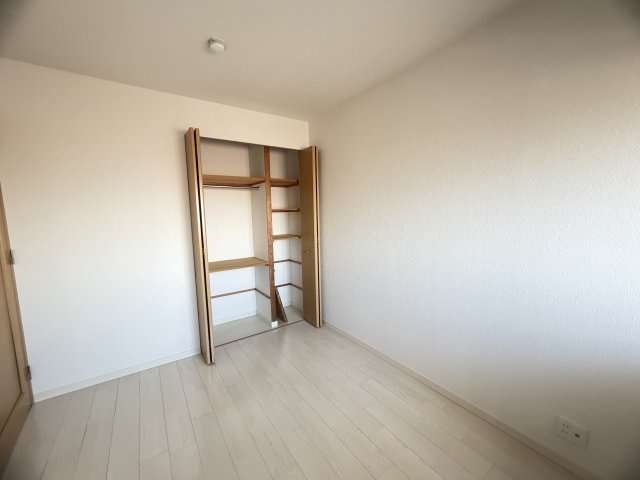 嵯峨クレセーヌ神戸西の洋室