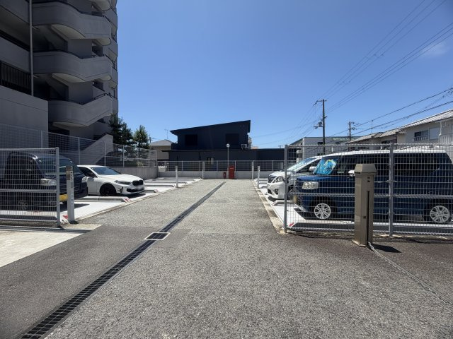 嵯峨クレセーヌ神戸西の駐車場