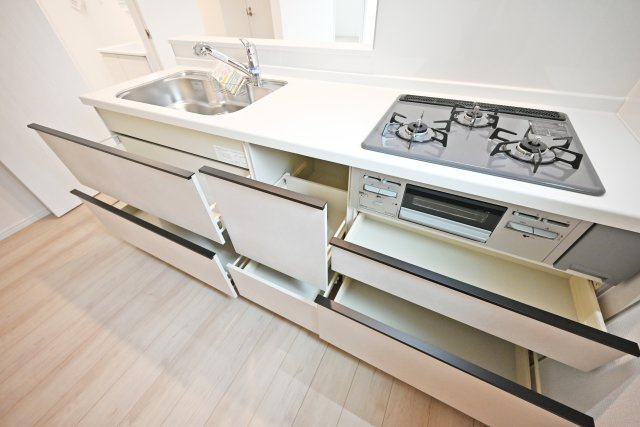 ハートフルタウン大庄北5丁目新築一戸建て│3LDK+駐車1台可のキッチン|広いワークトップはお料理の盛り付けに便利。シンク下の収納スペースには大きなお鍋やフライパンのような調理器具もスッポリ収納できます。