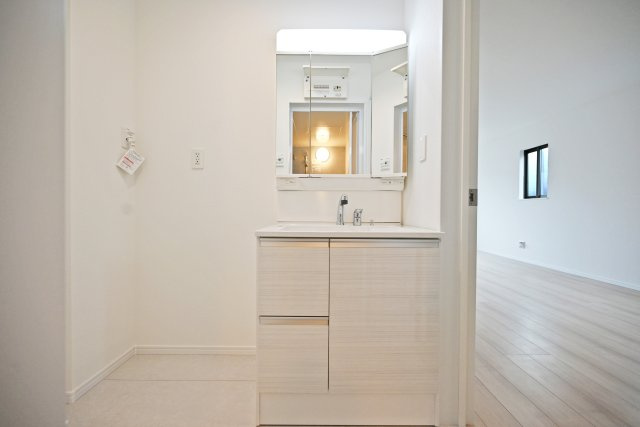 ハートフルタウン大庄北5丁目新築一戸建て│3LDK+駐車1台可の独立洗面台|三面鏡裏にはスキンケア化粧品や整髪料などの小物を洗面ボウル下にはタオルや洗剤などの大きなものを収納できます。シャワー付きなので朝の支度でも活躍しそうです。