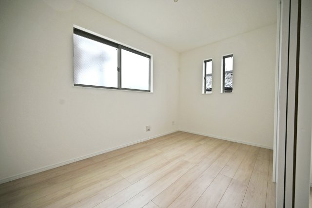ハートフルタウン大庄北5丁目新築一戸建て│3LDK+駐車1台可の洋室|2階洋室（5.18帖）
リビングのすぐ隣の部屋で、扉を開放することでリビングと一体利用することができます。