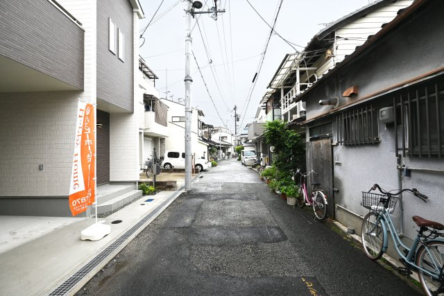 ハートフルタウン大庄北5丁目新築一戸建て│3LDK+駐車1台可の前面道路含む現地写真|東側前面道路　幅員約4ｍ