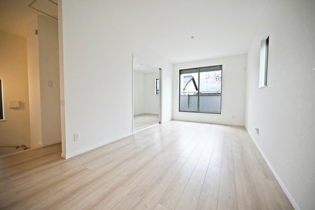 ハートフルタウン大庄北5丁目新築一戸建て│3LDK+駐車1台可のダイニング|リビングはバルコニーに面して大きく開いた窓から明るい陽射しが差し込む空間です。家族みんなの笑い声が聞こえてきそうですね。