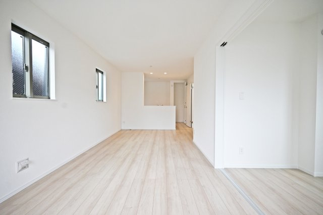 ハートフルタウン大庄北5丁目新築一戸建て│3LDK+駐車1台可のダイニング|キッチンに向かって撮影した写真です。お料理をしている様子が見えるので、家族間での会話も弾みます。学校での出来事や職場での話など話題は尽きません。