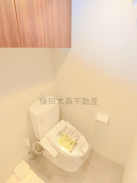 リクエスト東京西六郷のトイレ|吊戸棚収納と温水洗浄便座付きのトイレ