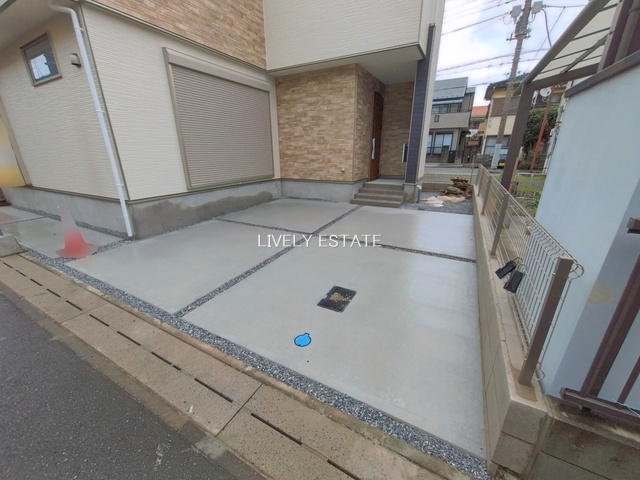 草加市氷川町 新築分譲住宅の駐車場