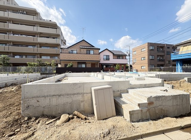 【外観】 | 志木市下宗岡2丁目　新築一戸建住宅　全3棟　(志木本店) | 販売現地／2026年7月9日撮影　
2台駐車可能なのでご夫婦それぞれの車を停められます。